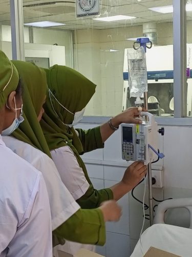 ইনফিউশন-পাম্প-রিপিয়ারিং-শেষে-বুঝিয়ে-নিচ্ছেন-হাসপাতাল-কর্তৃপক্ষ